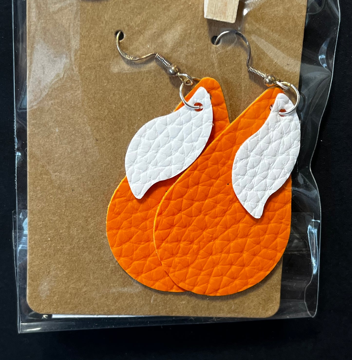 Korvakoru, keinonahasta